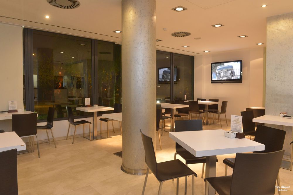 Azz Valencia Tactica Hotel Paterna Buitenkant foto